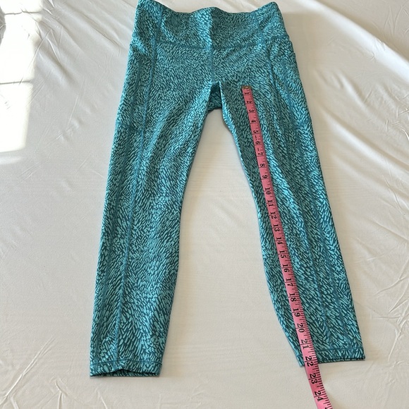 Athleta Ultimate Stash Textured 7/8 Tight Leggings Stash Pocket Size Medium - Picture 4 of 10